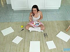 टीना ब्यूटी लाया रे हंग ड्यूड जी जोई के साथ दिलचस्प सीन में इंटरैक्ट करती है।