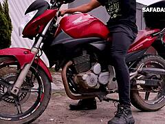 Yo, watch me suck off the delivery guy! 🔥💦