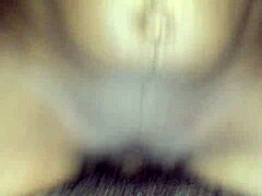 मैं स्टॉकिंग्स में डैडी के वेट कॉक पर राइड कर रही हूं