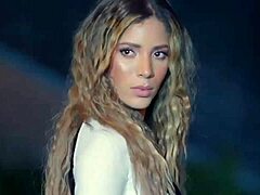 Big ass model shows off in bikini 😍