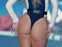 Big ass model shows off in bikini 😍