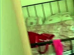 टिनी टायलर कहती है, कैम पर मेरी टाइट चूत में उंगली डालो, मेरे छोटे 18+ टिट्स और निपल्स को टीज करो।