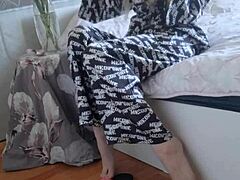 Hey Elza, show off that nylon tights fetish for me now!