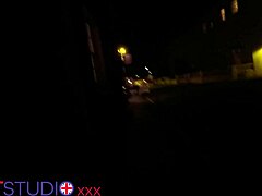 अपनी 18+ टीन नेबर्स की बिग अस्स पर जासूसी करो जैसे वो ऑर्गेज्म तक फिंगर करती है।