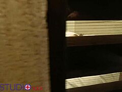 अपनी 18+ टीन नेबर्स की बिग अस्स पर जासूसी करो जैसे वो ऑर्गेज्म तक फिंगर करती है।