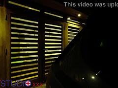 अपनी 18+ टीन नेबर्स की बिग अस्स पर जासूसी करो जैसे वो ऑर्गेज्म तक फिंगर करती है।