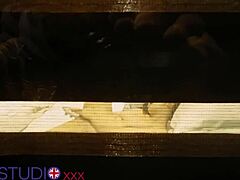 अपनी 18+ टीन नेबर्स की बिग अस्स पर जासूसी करो जैसे वो ऑर्गेज्म तक फिंगर करती है।