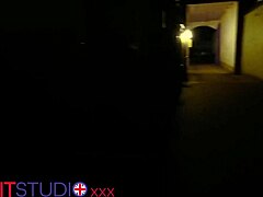 अपनी 18+ टीन नेबर्स की बिग अस्स पर जासूसी करो जैसे वो ऑर्गेज्म तक फिंगर करती है।