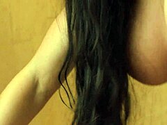 निकी डेलानो हील्स में पसीने वाली चोदाई के दौरान बालों से मुक्त फटी हुई गांड चाटती है