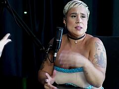 उसे कई जगहों से जाने को कहा गया और उसका ओपन रिलेशनशिप था 😅।