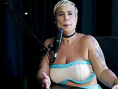 उसे कई जगहों से जाने को कहा गया और उसका ओपन रिलेशनशिप था 😅।