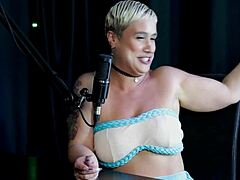 उसे कई जगहों से जाने को कहा गया और उसका ओपन रिलेशनशिप था 😅।