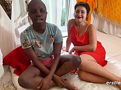 मेरी ब्लू को स्ट्रैप ऑन से चढ़ती है, बहुत हॉट! 😍