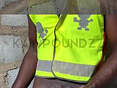 एग्जिबिशनिस्ट पब्लिक में ह्यूज कॉक हिलाता है, इंटेंस कमशॉट तक