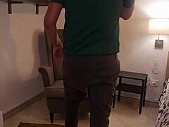 वाइल्ड बॉय अंडरवियर में ह्यूज शाफ्ट रब करता है, पब्लिक में हार्ड कम करता है