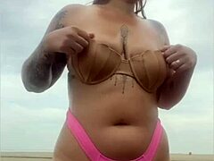 pedi pra ele por o pau pra fora da bermuda pra ver se esta duro mesmo