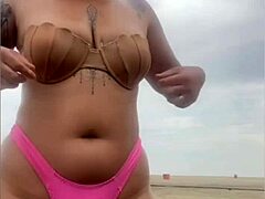 pedi pra ele por o pau pra fora da bermuda pra ver se esta duro mesmo