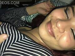 मेरी 18+ सौतेली बहन मुझे अपने कमरे में फक करने और कम निगलने के लिए इनवाइट करती है 😏