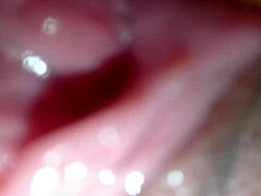 प्रेटी लड़की को इंटेंस स्क्वर्टिंग ऑर्गेज्म का एक्सपीरियंस