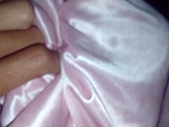 प्रेटी लड़की को इंटेंस स्क्वर्टिंग ऑर्गेज्म का एक्सपीरियंस