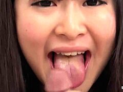 Asian ladki pehli baar purane aadmi ka lund chusti aur cum taste karti hai, uncensored JAV