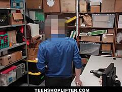 टिनी 18+ एशियन टीन 18+ मॉल कॉप डील से जेल बचाती है।