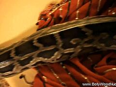 क्या यह थ्रिलिंग नहीं है कि यह सुंदर एशियन स्नेक लवर फार ईस्ट से रिप्ड क्लोथ्स में क्यूट ओरिएंटल बेब के साथ सेन्सुअल हो जाता है? न्यूड म्यूजिक पैशन का अनुभव करें!