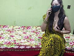 Pakistani Hot Aunty Takes Lover's Shaft in Her Backdoor!