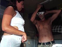 ये दो सेक्सी चीकी लेडीज अस्स में हार्ड फक चाहती हैं? देखो उनका हार्डकोर एनल सेक्स