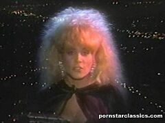 रेट्रो लेस्बियन कपल बिग टिट्स वाली ट्रिम्ड चूत चाट रही है