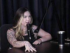 चार्लोटी लाइव डिमांड्स डिस्कस करने के बाद स्ट्रिपर बनती है