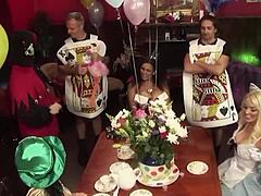 चाय सर्व करना बोरिंग हो गया, तो उन्होंने वाइल्डली फक करना शुरू किया