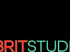 स्टूडेंट अपने कॉस्ट्यूम में हेयरब्रश से मस्तरबेट कर रही है