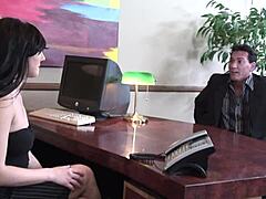 एवा रोज हील्स और लिंगरी में शेव्ड चूत दिखा रही है ब्लोजॉब और फेशियल के लिए