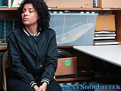 कॉट थेफ हेड देती है और फक्स करता है