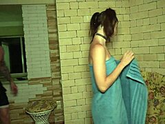 पूलसाइड पर अंतरंग मुलाकात, फेशियल फिनिश के साथ