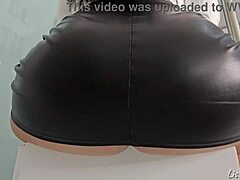 मैं पीओवी ह्यूमिलिएशन सेशन के दौरान अपने गुलाम के चेहरे पर जोर से पाद मारती हूं