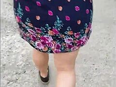 Siguiendo a madura en la calle con falda e hilo