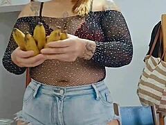 fazendo live com shorts socado no cu