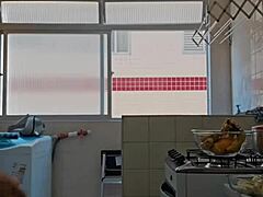 fazendo live com shorts socado no cu