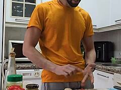 cocino tortilla, me pajeo y corro sobre comida?