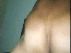 Comendo o cu da casada na frente do marido.