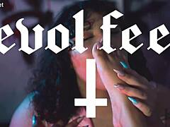 बिग नेचुरल चूचियों वाली BBW लेस्बियन पार्टनर पर फुट और फेस सिटिंग करती है चूसने गैगिंग के साथ