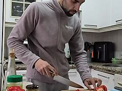 cocino tortilla, me pajeo y corro sobre comida?