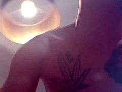 बाथ में एमेच्योर सोलो हैंडजॉब मांगती है