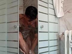 बाथ में एमेच्योर सोलो हैंडजॉब मांगती है