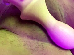 Me exibindo bem gostoso com tatuagens e piercings. Mostrando minha lingua e brincando com brinquedos.