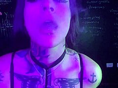 Me exibindo bem gostoso com tatuagens e piercings. Mostrando minha lingua e brincando com brinquedos.