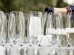 सोफिया ग्रेस बिग इटालियन लंड से थ्रोट फक होती है।