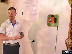 निको कूपा डेरेक केज के मॉन्स्टर लंड को चूसती है जबकि ट्रेवर हैरिस देखता है